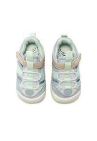 Zapatillas infantiles en azul claro y verde menta con parte superior de malla, suela de goma, cordones elásticos y banda de Velcro. Presenta acentos texturizados.