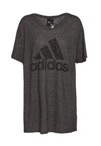 Šedé tričko s krátkým rukávem vyrobené z měkké tkaniny, s velkým černým logem Adidas na hrudi. Kulatý výstřih a volný střih.