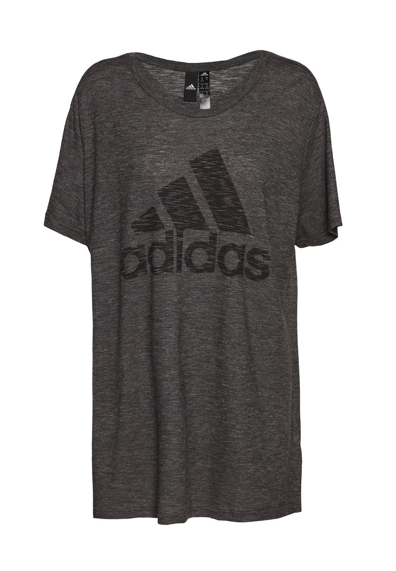 Šedé tričko s krátkým rukávem vyrobené z měkké tkaniny, s velkým černým logem Adidas na hrudi. Kulatý výstřih a volný střih.