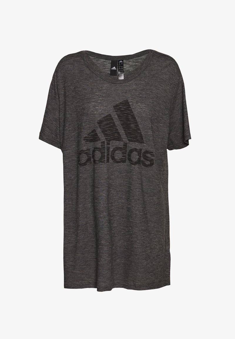 Šedé tričko s krátkým rukávem vyrobené z měkké tkaniny, s velkým černým logem Adidas na hrudi. Kulatý výstřih a volný střih.