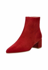 Stivaletto alla caviglia in suede rosso con punta appuntita e tacco a blocco. Texture liscia, design minimalista e chiusura con zip sul retro.