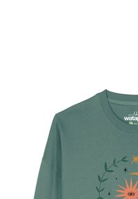Sweatshirt vert avec un design céleste mettant en avant un soleil, une lune, des étoiles et des branches feuillues sur le devant, sous le col.