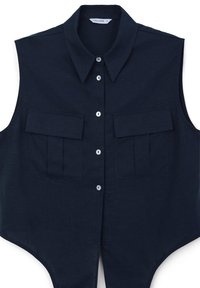 Maglietta senza maniche di colore navy con colletto a punta, bottoni frontali e due tasche sul petto con pattina, progettata con orlo arrotondato e taglio alto.