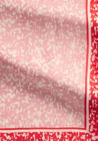 Foulard quadrato rosa con motivo astratto bianco, bordato da un bordo rosso solido. Realizzato in tessuto leggero con una texture liscia.