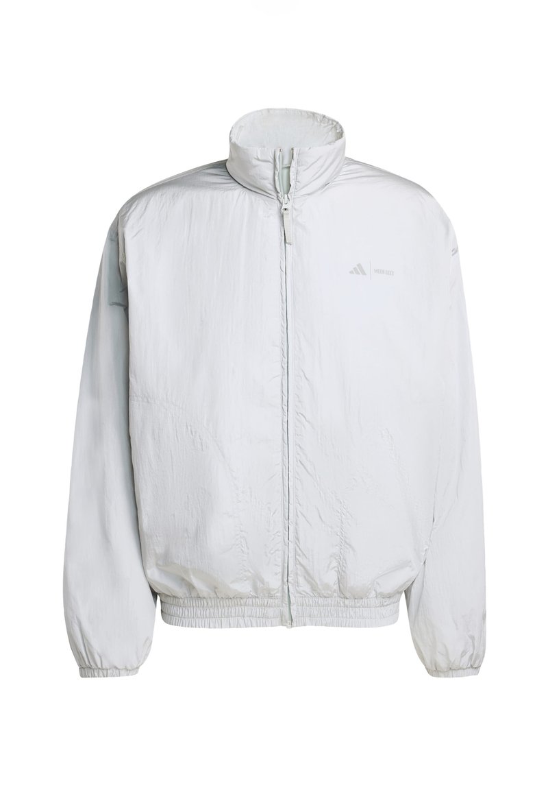 Weiße leichte Jacke mit hohem Kragen, Frontreißverschluss und elastischen Bündchen. Sie verfügt über eine subtile Textur und eine Markenkennzeichnung auf der linken Brustseite.