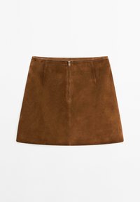 Brauner Minirock aus Veloursleder mit geradem Schnitt, Reißverschluss vorne und dezenten Nahtdetails. Glatte Textur ohne Muster.