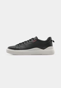 Czarne skórzane sneakersy o gładkiej fakturze, z białą gumową podeszwą, czarnymi sznurówkami oraz subtelnym czerwonym logo z boku.