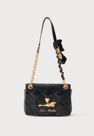 Fekete kárpitozott kézitáska arany láncpánttal, arany kisded díszítéssel és "Love Moschino" logóval, valamint egy fekete masnival a pánton.
