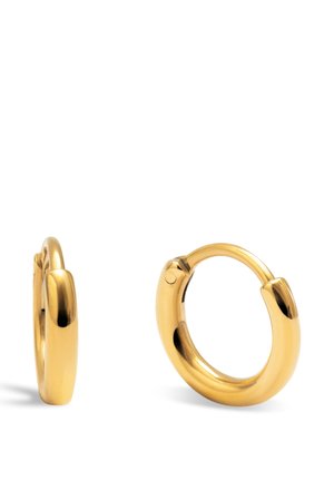 Par de pendientes de aro de oro pulido, uno mostrado cerrado y el otro abierto, exhibidos sobre un fondo blanco.