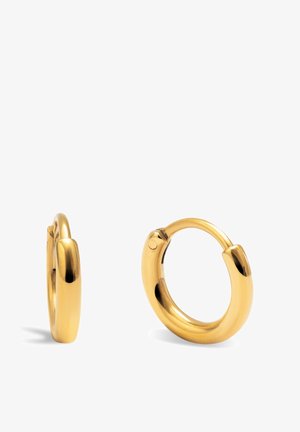 Par de pendientes de aro de oro pulido, uno mostrado cerrado y el otro abierto, exhibidos sobre un fondo blanco.
