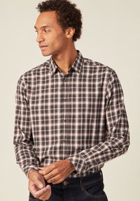 Langarm geruit shirt met een mix van blauwe, witte en oranje tinten, met een button-down kraag en gladde katoenstof.
