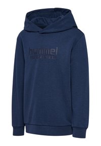 Granatowa bluza z kapturem, wykonana z miękkiego materiału, z dużym kapturem i przednim logo z napisem "hummel" oraz "SPORTSWEAR" w kontrastującym kolorze.