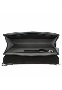 Portafoglio nero con un morbido esterno in suede, una tasca con zip e un interno liscio foderato. Presenta scomparti per carte e un logo impresso.