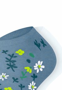 Katoenen sokken in het blauw met een bloemmotief in wit en groen, met een geribbeld patroon en een contrasterende witte sok.