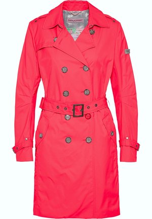 Jasně korálový trenčkot s dvouřadými knoflíky, pasem s opaskem a bočními kapsami. Má ramenní klopy a hladkou texturu.