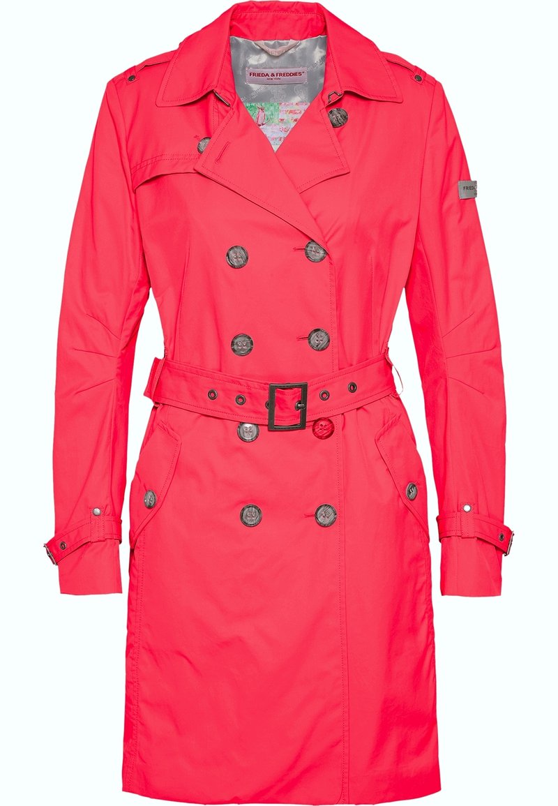 Gabardina coral brillante con botones de doble fila, cintura con cinturón y bolsillos laterales. Cuenta con hombreras y una textura suave.