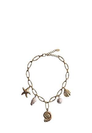 Guld kædearmbånd med fem vedhæng: søstjerne, to muslingeskaller, en spiralformet skal og en musling, lagt fladt på hvid baggrund.