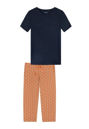 Marineblaue kurzärmelige T-Shirt mit orangefarbenen Hosen mit Kordelzug und kleinen weißen Blumenmustern, flach auf weißem Hintergrund liegend.