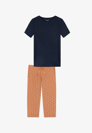 Granatowy T-shirt z krótkim rękawem oraz pomarańczowe spodnie ze sznurkiem, z małymi białymi kwiatowymi wzorami, rozłożone płasko na białym tle.