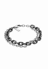 Dvoudílný náramek se vzájemně provázanými černými a stříbrnými řetězy, s texturovaným kovem a malou visačkou s vyrytým nápisem "AX".