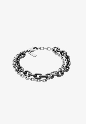 Zweifarbiger Armreif mit miteinander verbundenen schwarzen und silbernen Ketten, strukturiertem Metall, und einem kleinen Tag mit der Gravur "AX".