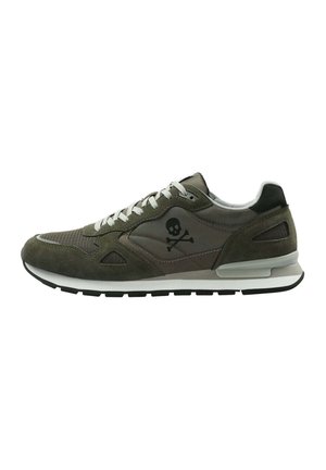 Groene suede en mesh sneaker met een doodshoofd en gekruiste botten logo, grijze accenten, witte middenzool en zwarte rubberen buitenzool, voorzien van grijze veters.