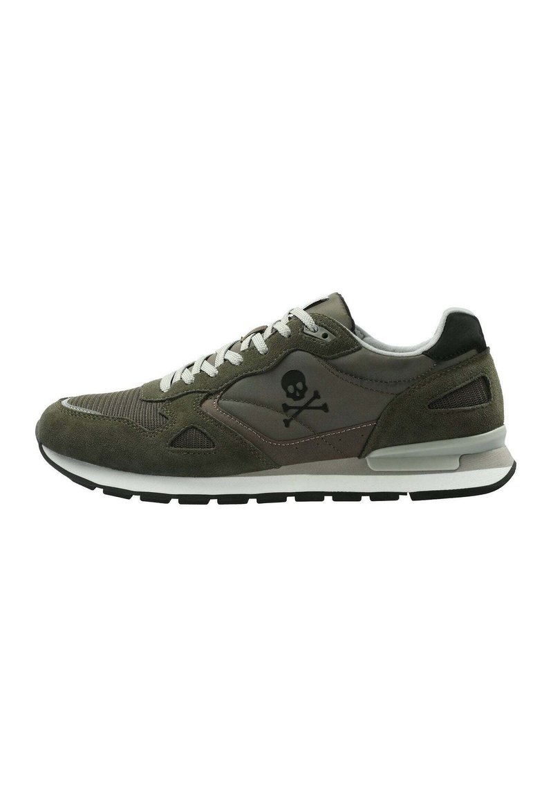 Grüne Wildleder- und Mesh-Sneaker mit einem Totenkopf- und Knochenlogo, grauen Akzenten, weißem Zwischensohl und schwarzem Gummi-Außensohle, ausgestattet mit grauen Schnürsenkeln.