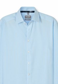 Himmelblaues Komfort-Fit-Hemd mit feinen weißen vertikalen Streifen, klassischem Kragen, Knopfleiste und weicher Stoffstruktur.