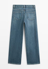 Achteraanzicht van rechte blauwe spijkerbroek met twee achterzakken en riemlussen op een witte achtergrond.