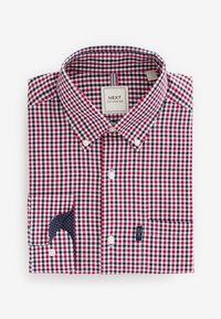 Chemise pour homme pliée à boutons, motif à carreaux rouge, blanc et marine, avec col boutonné et étiquette de marque à l'intérieur du col.