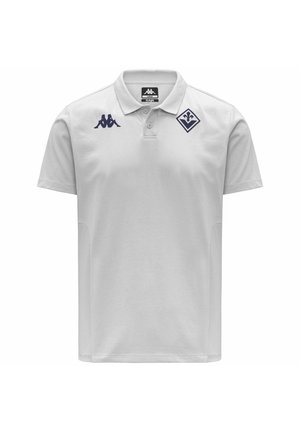 Polo bianca a maniche corte con due loghi blu scuro sul petto e collo con tre bottoni.