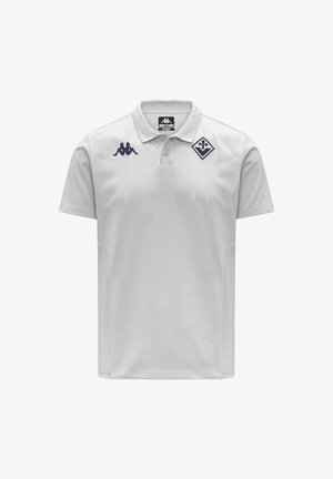 Polo blanc à manches courtes avec deux logos bleu foncé sur la poitrine et un col avec une patte à trois boutons.