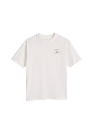 Wit T-shirt met korte mouwen met een klein zwart vierkant logo met de letters "M OP" op de bovenste linkerborst.