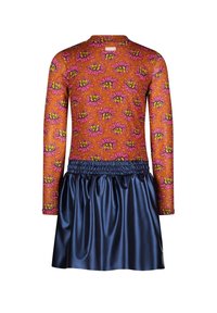 Pitkähihaisessa mekossa on oranssi kangas, jossa on vaaleanpunaisia ja keltasia kukkakuosisia kuvioita. Hame on tummansinistä satiinia ja siinä on rypytetty vyötärö.