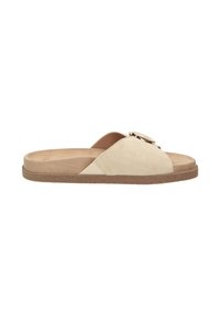 Beige Riemensandale mit gepolsterter Sohle, breitem Wildlederriemen und rundem goldfarbenem Schnallendetail vor schlichtem weißem Hintergrund.