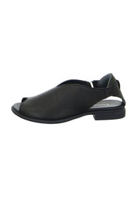 Sandal de cuero negro con diseño de punta abierta y tiras traseras. Presenta un tacón bajo y cuadrado, y una textura suave. Estilo simple y sin adornos.