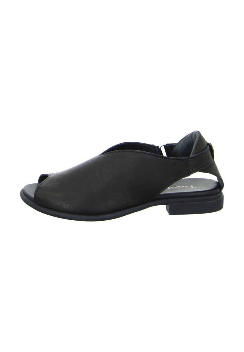 Sandal de cuero negro con diseño de punta abierta y tiras traseras. Presenta un tacón bajo y cuadrado, y una textura suave. Estilo simple y sin adornos.
