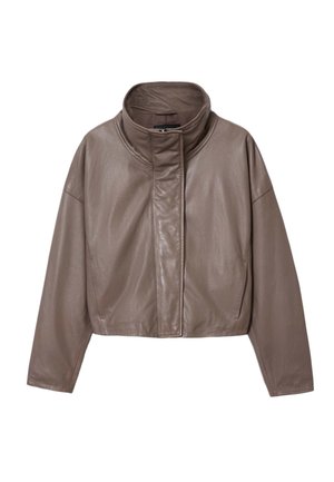 Bruine cropped leren jas met een hoge kraag en een rechte frontsluiting. Heeft brede, losse mouwen en een gladde, glanzende textuur.