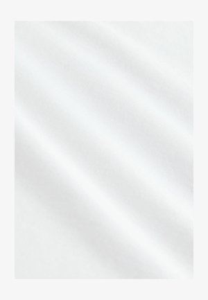 Valge kangas näitab sujuvat tekstureeritud pinda õrnade joontega, mis peegeldavad valgust. Materjal tundub kergelt ja pehmelt.