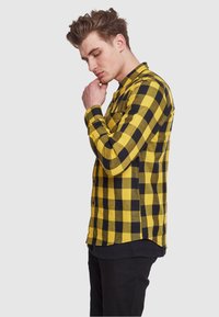 Urban Classics CHECKED - Majica - honey/black