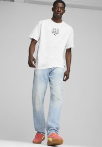 Puma GRAPHICS HOUSE OF GROOVE - Marškinėliai su spaudiniu - white