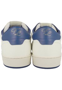 Sneakers bianchi con accenti blu, texture in pelle liscia, forma arrotondata e un logo "FL" ricamato in oro sul tallone.