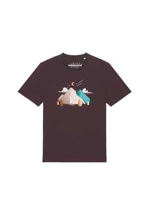 Dunkelbraunes T-Shirt mit einer Grafik stilisierter Berge, Bäume, Wolken, eines Halbmondes und fallender Sterne in der vorderen Mitte.