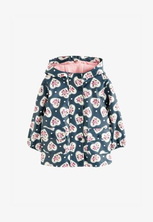 Chaqueta impermeable azul con un patrón de corazones florales, lunares blancos, forro rosa, puños elásticos y dos bolsillos frontales.