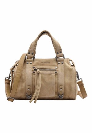Sac à main en daim beige avec poignées tressées, poche avant zippée avec pompons, et bandoulière ajustable avec détails en métal.