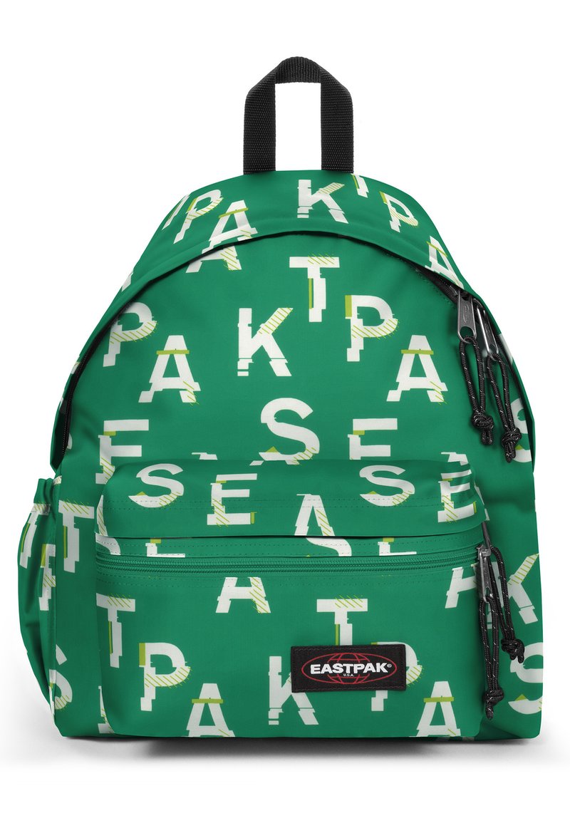 Mochila verde con patrones de texto en blanco y amarillo, que cuenta con un compartimento principal y un bolsillo frontal con cremallera. Asa superior y correas reforzadas.