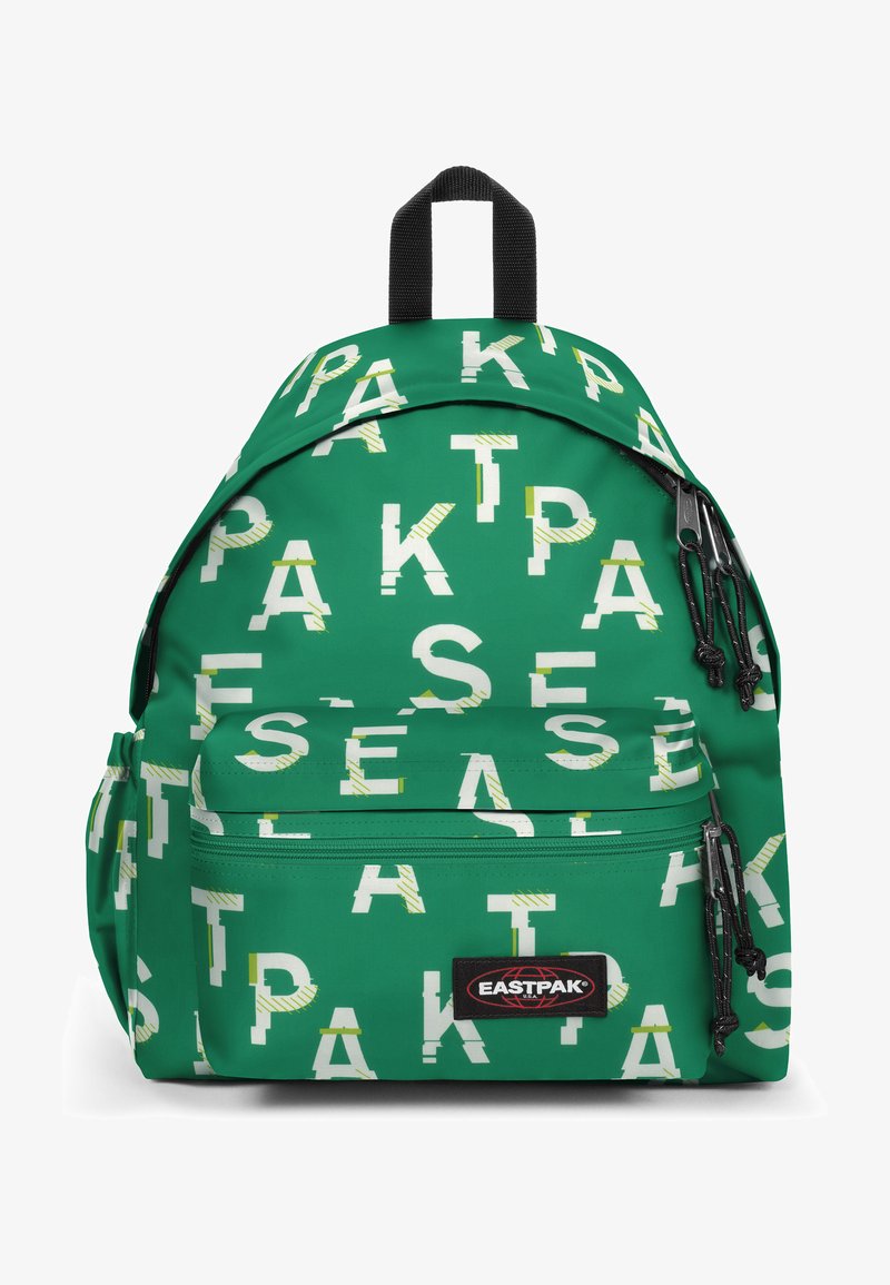 Mochila verde con patrones de texto en blanco y amarillo, que cuenta con un compartimento principal y un bolsillo frontal con cremallera. Asa superior y correas reforzadas.