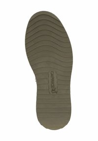 Suola di una scarpa in verde oliva chiaro, con un motivo di battistrada ondulato e un logo al centro. Il materiale sembra essere gommoso e flessibile.