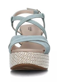 Sandali strappy azzurro chiaro con tacco a cuneo intrecciato texture. Parte superiore in pelle liscia e soletta imbottita per il comfort. Cuciture di accento argentato.