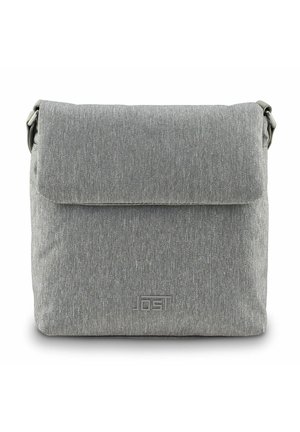 Borsa a spalla in tessuto grigio con chiusura a patta. Presenta una texture sottile e un logo impresso sul fronte. Include una tracolla regolabile.